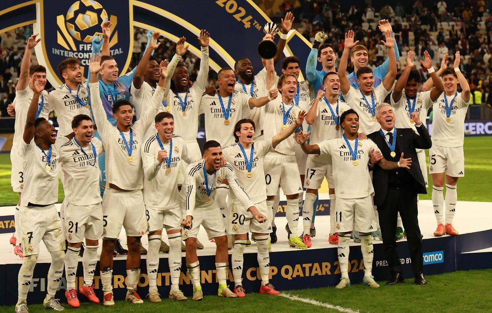 追星现场？这才是真正的双向奔赴！残特奥会赛场上，观众围着运动员们要签名！（这才是双向奔赴！残特奥会赛场成“追星”现场，观众争相向运动员要签名）