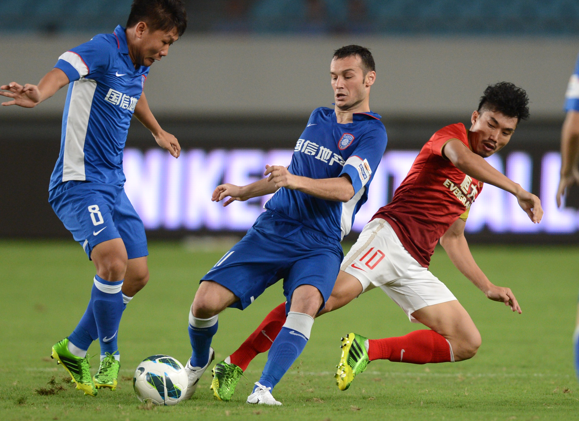 马宁入选2026世界杯候选裁判员培训名单，将经历最后一次考核（马宁入围2026年世界杯候选裁判培训名单，迎来最终考核）