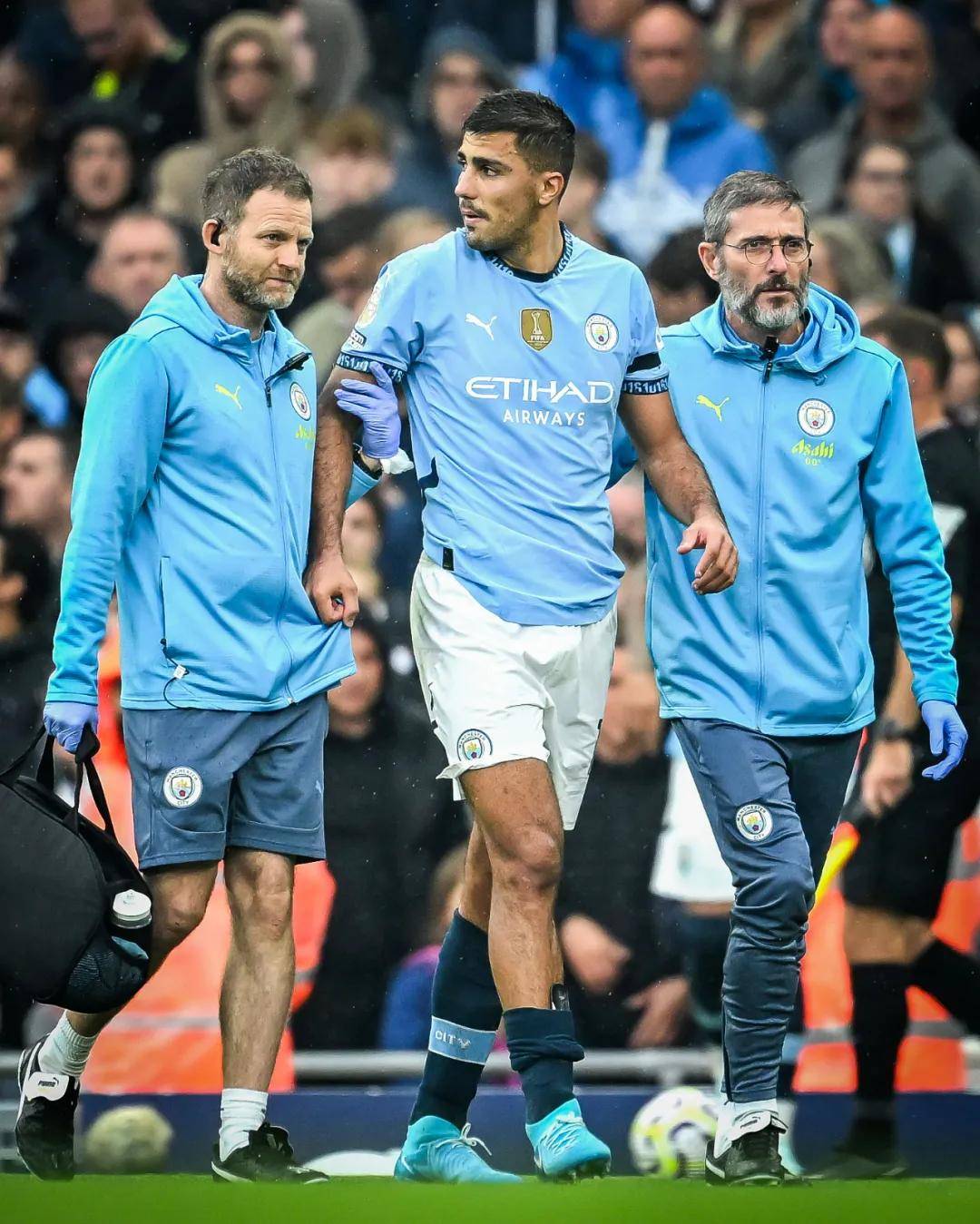 阿尔维斯再度现身宗教场合，拿起麦克风向信徒们传教（阿尔维斯再现宗教活动现场，手持麦克风向教众布道）