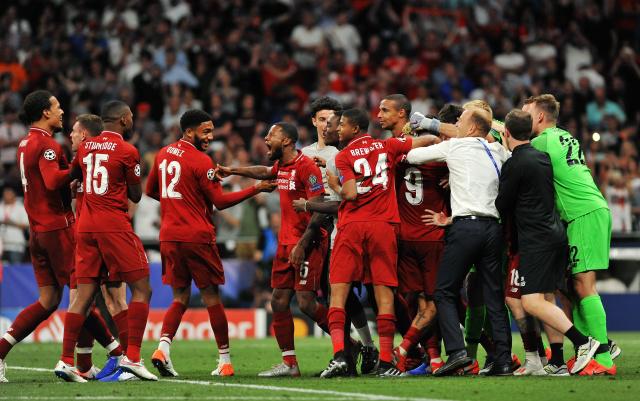 记者：今年租借效力大阪樱花的拉斐尔正与一家中国俱乐部谈判（记者称：本赛季租借效力大阪樱花的拉斐尔正与一家中国俱乐部进行谈判）